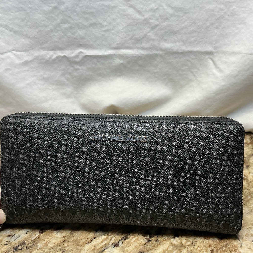 Michael Kors Jet Set Travel Black Signature Wallet 35H8STVT3B Strap Defect